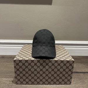 Gucci x Balenciaga hacker keps - Gucci x Balenciaga hacker keps i limiterat antal. Storlek S.