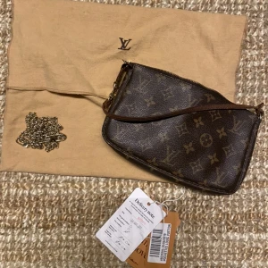 Louis Vuitton pochette  - Säljer denna magiska väska från Louis Vuitton! Äktighetsbevis och dustbag tillkommer! Använd men i okej skick! Slitningar på banden finns. Hör av er vid frågor eller fler bilder! Kan gå ner i pris vid snabb affär! ❤️‍🔥❤️‍🔥❤️‍🔥❤️‍🔥❤️‍🔥