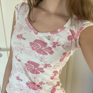 Söt kortärmad - Söt tajt kortärmad med rosa blommigt mönster, fint skick knappt använd. Märket är Oxmo, köps via köp nu <3