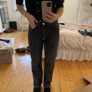 Midwaist Zara jeans - Säljer ett par Midwaist gråa jeans från zara i storlek 36. Jeansen är i väldigt bra skick. 