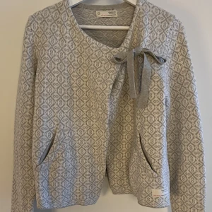 Odd Molly kofta 2 - Odd Molly kofta i storleken 2. Inte använd på jättelänge pga för liten. Behöver sättas några stygn på knappen då tråden lossnat där av billigt pris. Pris kan diskuteras! Köpare står för frakt! 🚚📦🩷