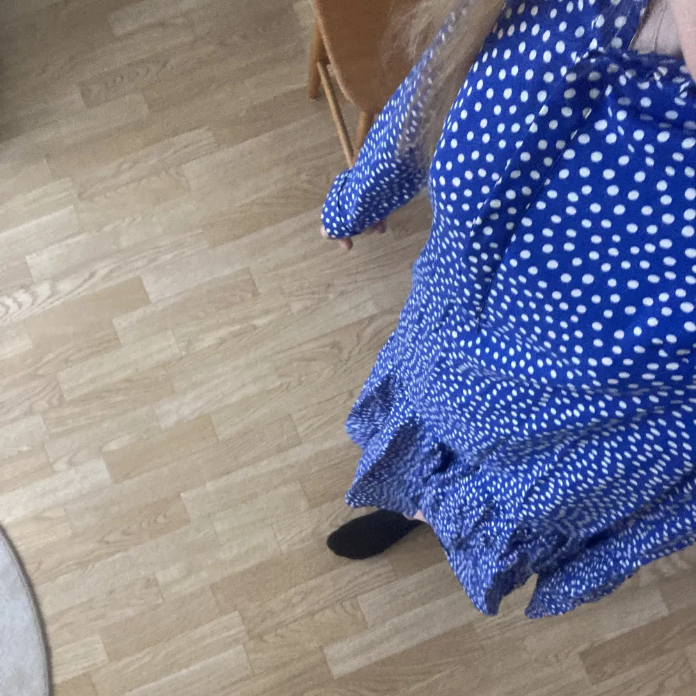 Vitprickig blå långärmad klänning i fint skick! 💙🤍i storlek xs men passar mig som normalt har s/m. 60+frakt! . Klänningar.
