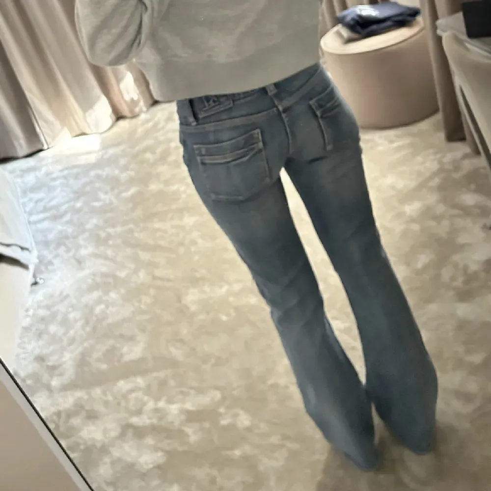 Säljer mina lågmidjade jeans då jag inte använder dom! Köpte mina här på plick av en tjej, skulle säga att byxorna är i storlek S/M! Skriv privat för fler frågor! 💗💕. Jeans & Byxor.