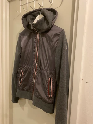 Moncler cardigan  - Säljer nu min moncler cardigan i bra skick cond 9/10 kvitto finns tyvärr inte men den e såklart äkta | skriv vid funderingar 