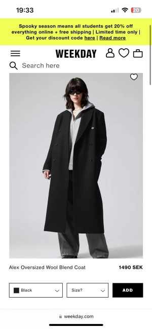 Svart kappa - Säljer min nästan oanvända svarta kappa från Weekday i storlek S. Köpt förra vintern men knappt använd så i jättebra skick!! Varm och tjock och lång, perfekt till vintern! Säljer för 800kr, nypris 1500kr❤️☺️ 