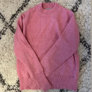 Säljer rosa stickad tröja 💘  - Säljer denna jätte snygga stickade tröja från hm som är helt slutsåld 💘 använd 1-2 ggr 💘