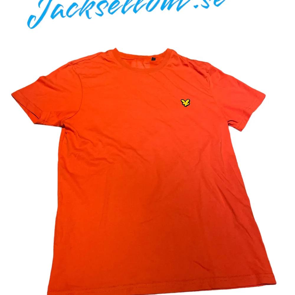 En skön Lyle scott t-shirt i storlek S och är i ett 8/10 skick! Köpt i butik för 299kr Mitt pris 99kr🤩 Hör av dig vid minsta fråga eller fundering 🤗. T-shirts.
