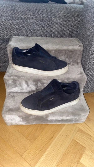 Axel arigato  - säljer skorna då de ej kommer till användning. bra skick förutom hålet på bild 3, därav priset. möts upp gbg eller fraktar. Box och påse ingår! 