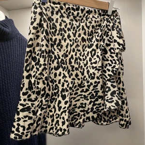 Leopardmönstrad kjol! - Fin kjol med volang och knyte i sidan 🫶Knappt använd!