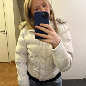 Vit Puffer jacket  - Jag köpte denna jacka men den kommer inte till användning, skriv vid frågor 🫶🏼man kan ta bort fluffet och dragkedjan är lite trög ibland 