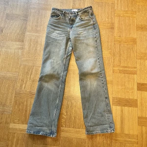 Midwaist zara jeans - Midwaist jeans från zara, de är använda en gång. Skriv för fler bilder❤️