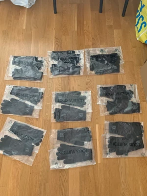 6st mössor 2par vantar sålda till kund - 6st mössor 2par vantar sålda till kund