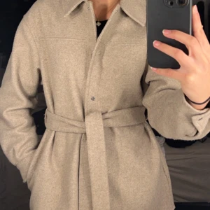 Kort kappa  - Säljer denna fina kappa från Vero Moda i storleken S. Säljer för 250kr då det nya priset är runt 550 kr. Den är lite nopprig men inget som syns jättemycket. I fint skick💕