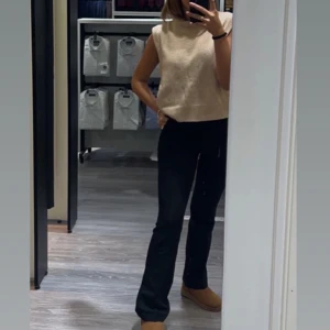 Beige ’’väst’’ tröja  - Jätte fin stickad tröja, använd några ggr 
