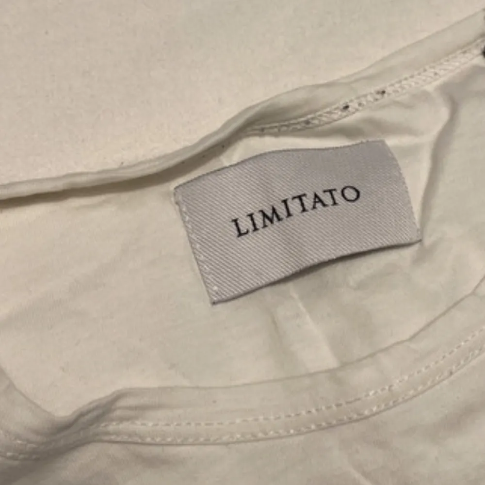Säljer nu en skit snygg Limitato t shirt. Ny pris ligger på 2400 vårt pris ändast 499 Bara att höra av er vid fler frågor och funderingar!. T-shirts.