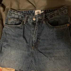 nya jeans från lager, storlek S  Aldrig använd förut men kunde inte lämna tillbaka pga kvittot saknas. Annars vanliga wide jeans, priset kan diskuteras 