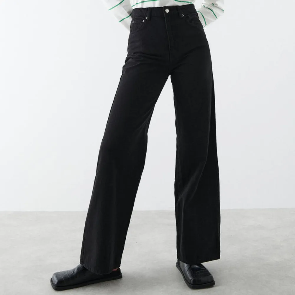 Svarta jeans från ginatricot. knappt använda. Priset går att diskutera vid snabb affär😊. Jeans & Byxor.