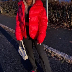 Vinterjacka Bik Bok - En så fin och populär röd vinterjacka ifrån Bik Bok i strl XS men som sitter overzised, säljer inte lägre en för 600kr+ frakt💕💕om du är intresserad hör av dig till mig💕, (Bilder är lånade men hör av dig till mig om du vill ha bilder på jackan)