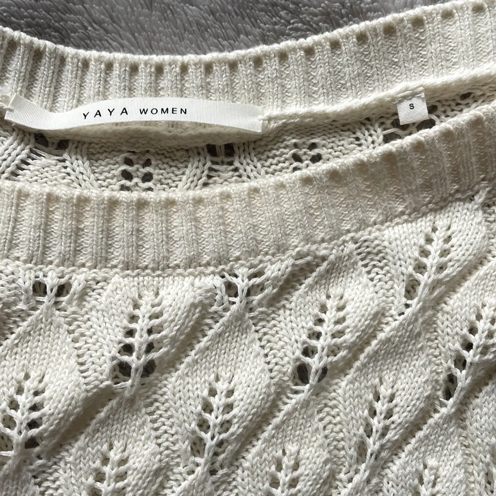 Smått genomskinlig stickad tröja med fint mönster. Oneshoulder, fast går att ha som vanligt också. Jättefint skick! . Tröjor & Koftor.