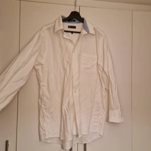 Vit skjorta Chaps - En cit finskjorta från chaps. Den är använd ett par gånger och ligger nu bara och tar plats i garderoben. Mycket bra skick.