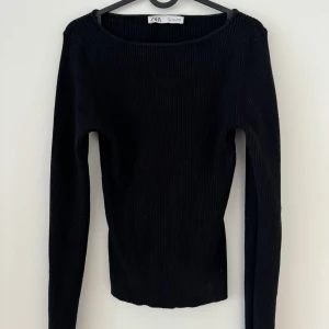 Stickad tröja - Svart stickad tröja från Zara. Storlek: L I ett fint skick.