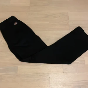 Dickies jeans  - Säljer mina helt nya skejtar jeans som jag aldrig använt, jeansen passar bra på mig som är 170 lång, kontakta vid frågor.
