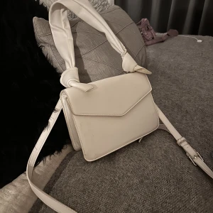 Väska - Fin väska från NA-KD. Tecken på användning men superfint skick. 