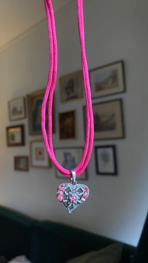 Halsband - Rosa halsband med ett hjärta!
