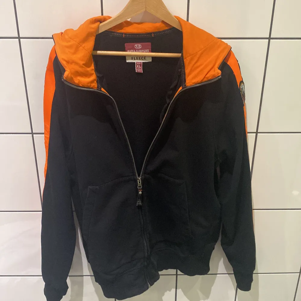 Parajumpers tröja i strlk XL (är lite mindre i storleken och fungerar även som strlk L)  Skick: 8,5/10 (Inga defekter) Nypris ligger på ca. 2500 kr.  . Tröjor & Koftor.