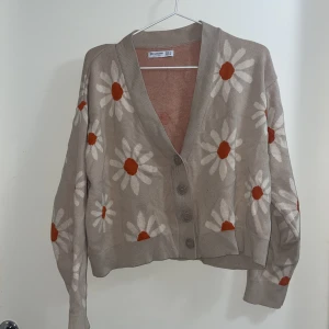 Blommig kofta  - Blommig kofta i strl S! 