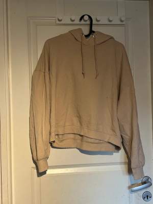 Beige hoodie i fint skick och har knappt blivit använd!❤️