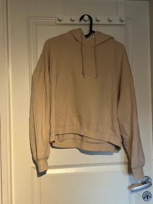 Beige hoodie - Beige hoodie i fint skick och har knappt blivit använd!❤️