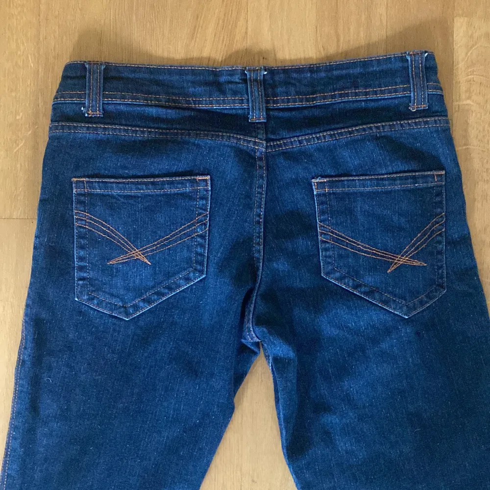 Säljer vidare dessa mörkblåa jeans jag köpte här på plick för 300 kr som tyvärr inte passade på mig, måtten står på sista bilden!💓💓‼️tar helst Swish‼️. Jeans & Byxor.