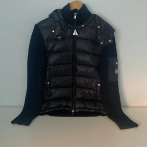 Moncler cardiga - Säljer nu min moncler cardigan som inte kommer till användning. Den är använd 3 gånger, nästan som ny. Jackan är i herr modell men passas även damer. Pris kan diskuteras vid snabb affär. 
