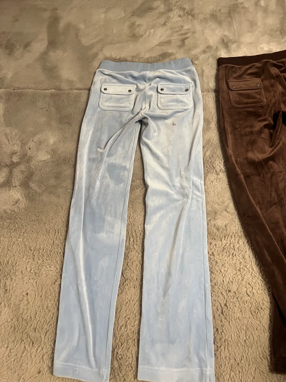 Säljer mina juicy contore byxor vart jag inte använder dom är som nya storlek S . Jeans & Byxor.