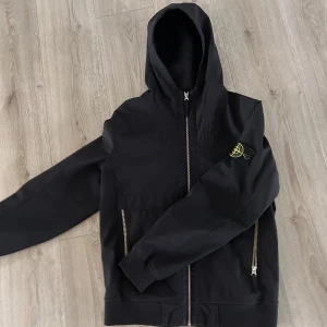 Stone island jacka  - Hejsan säljer min stoneisland jacka därför den knappt använd längre,allt OG kvar  inklusiv kvitto plus alla tags, Storlek 48 (M) Bara att höra av dig om frågor eller fler bilder.