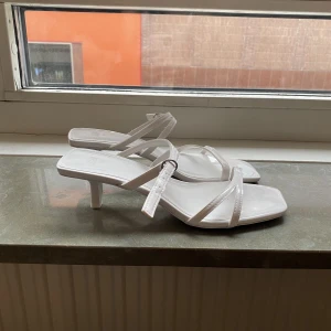 Klackar  - Nya klackar ifrån HM, aldrig använda.  Storlek 38