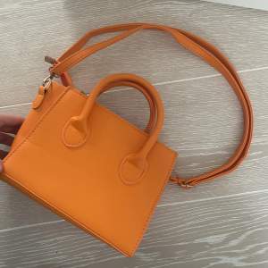 Orange hand väska från shein med justerbart axelband❤️ Endast använd fåtal gånger!