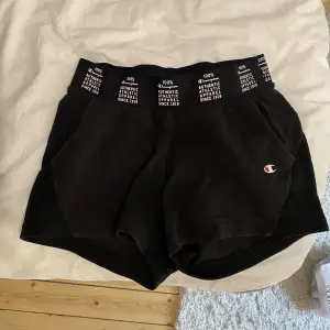 Svarta shorts från Champion. Använd ett par gånger, så gott som nya. 