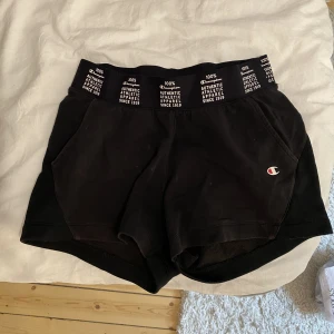Shorts  - Svarta shorts från Champion. Använd ett par gånger, så gott som nya. 