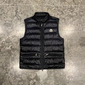 Moncler gui - Tjenare! Säljer nu denna välvårdade moncler acorus. Grymt skick, inga konstigheter! Storlek 1, motsvarar en medium. Pris 2500kr, nypris 7 890kr!