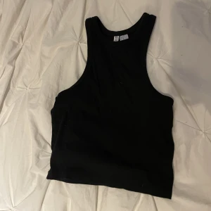 Svart linne - Svart linne, skönt material. Använder inte längre. Köpt från H&M i strl XS. 