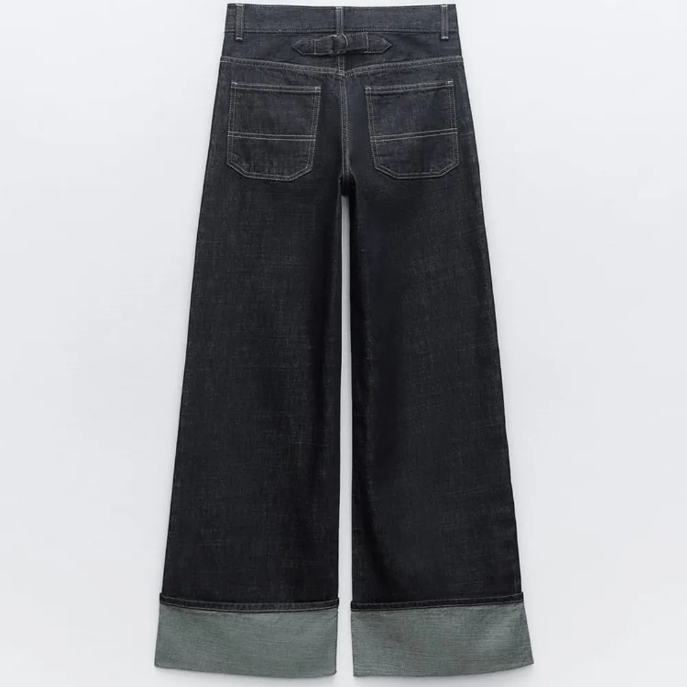 slutsålda populära jeans från Zara. har en till annons för strl 34   https://www.zara.com/se/sv/jeans-denim-trf-med-uppvikta-benslut-p06045205.html . Jeans & Byxor.