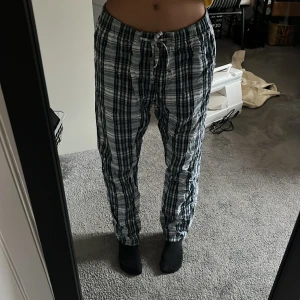 Pyjamasbyxor  - Är 164 och för mig så är dom perfekt längd.