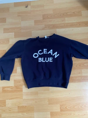 Tjocktröja  - Säljer denna marinblå tjocktröjan från H&M. Köparen står för frakten.❤️ (pris kan diskuteras) 