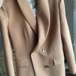 Elegant kappa/kavaj - En väldigt fin kappa/kavaj, aldrig använd prislappen sitter kvar. Nypris:700