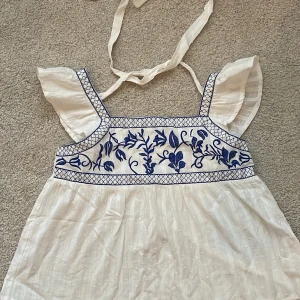 Topp - Vit topp som aldrig är använd förutom vid provning, väldigt små i storleken 💗 Priset går att diskutera 🤩