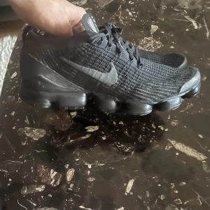Schyssta Nike Vapormaxes - Säljer nu mina riktigt fräscha Nike Vapormaxes sneakers då de ej längre kommer till användning. Riktigt fräscha, skick 8,5/10 och har riktigt mycket kvar att ge. Nypris är 2150 men säljer dem för endast 1100