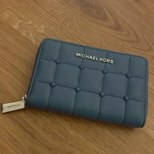 Äkta michael kors plånbok - Äkta blå michael kors plånbok. Säljer för 450kr. Knappt använd. 