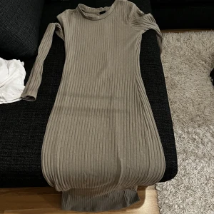 Klänning - Väldigt sexig olivgrön klänning som framhäver din kropp, säljer den helt ny då jag inte haft användning för den, inga defekter på den:)  Skriv om ni har frågor elr vill köpa❤️  KLICKA INTE PÅ KÖP DIREKT!!